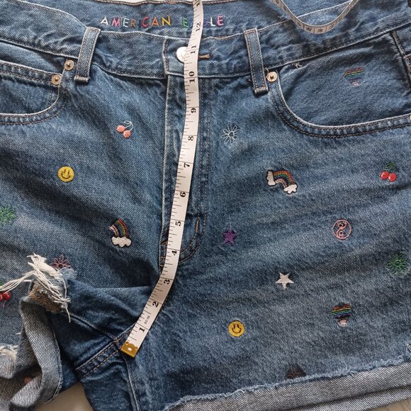 American Eagle Relaxed  Medium Wash Embroidered Frayed Shorts Women’s Size 12 - Picture 11 of 16